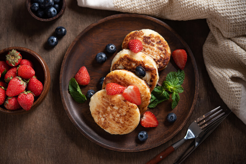 Co jeść po bieganiu? Placuszki z twarogu i płatków owsianych Białkowe placuszki z twarogu - idealne na posiłek po bieganiu