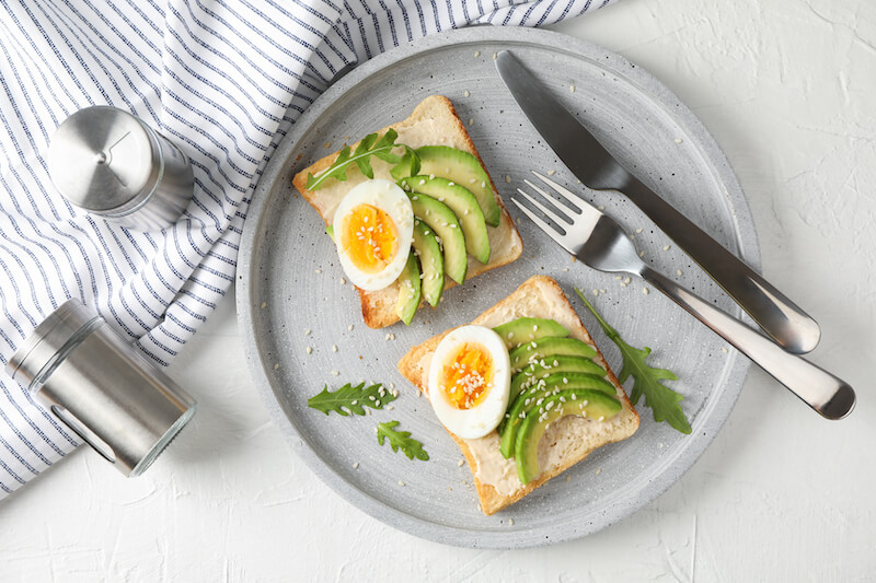 Kanapki dla biegacza z hummusem i awokado Co jeść po bieganiu? Kanapki z hummusem, jajkiem i awokado