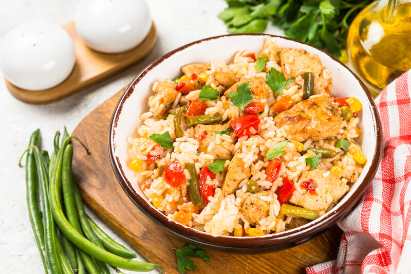 Pełnowartościowe danie po bieganiu z ryżem i kurczakiem Co jeść po bieganiu? Ryż z kurczakiem, warzywami i oliwą z oliwek