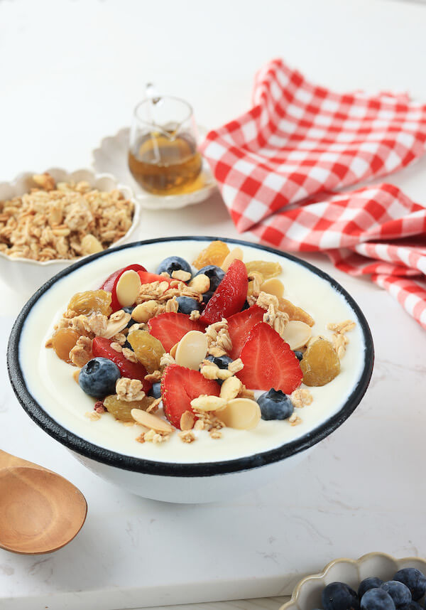 Jogurt z płatkami jako szybka przekąska po bieganiu Co jeść po bieganiu? Jogurt naturalny z granolą