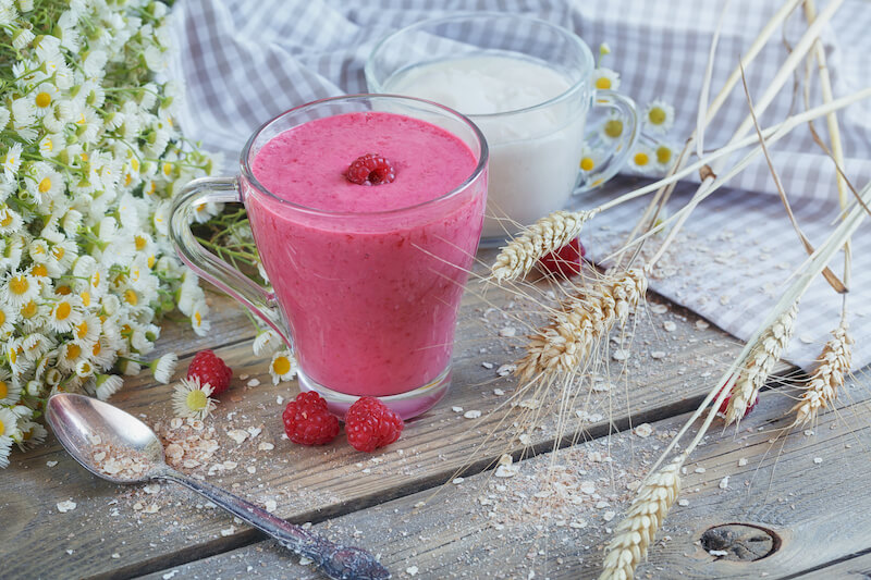 Co jeść po bieganiu? Koktajl z kefirem i malinami Malinowy kefir pełen białka - idealny po bieganiu