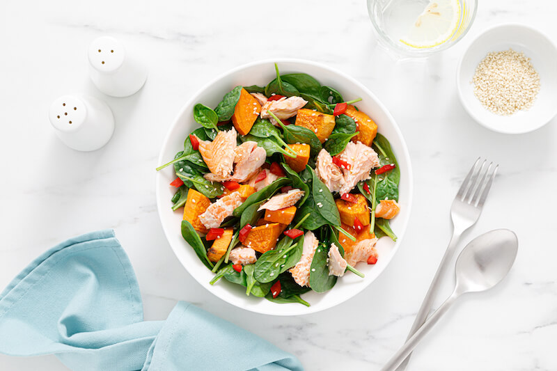 Szybka sałatka z łososiem i szpinakiem po bieganiu Co jeść po bieganiu? Sałatka z łososiem i pieczonymi batatami