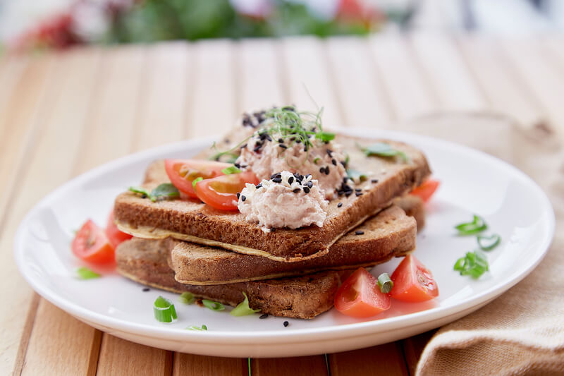 Co jeść po bieganiu? Tosty z pastą z tuńczyka Tosty na pieczywie wieloziarnistym z pastą z tuńczyka - idealne dla biegacza