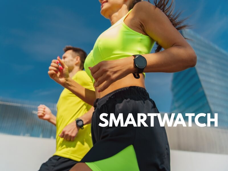 kobieta i mężczyzna biegnący po mieście ze smartwatchem kobieta i mężczyzna biegnący ze smartwatchem